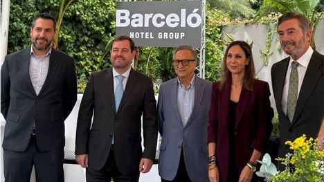 (de izquierda a derecha): Carlos Ramírez, director comercial regional en Andalucía, Levante y Algarve de Barceló Hotel Group; Guillermo Faraldo, director del Área España Sureste de Barceló Hotels & Resorts; Tomás Fuertes, presidente de Grupo Fuertes; Laura Fuertes, gerente de Profusa; y Gaspar Sáez, director general Sur de España y Algarve en Barceló Hotel Group.