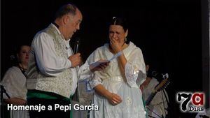 Emotivo homenaje a Pepi García de Coros y Danzas al finalizar la Muestra de Folklore