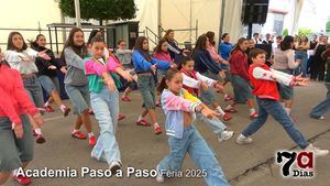 Los alumnos de Paso a Paso animan con su ritmo la Feria de Día