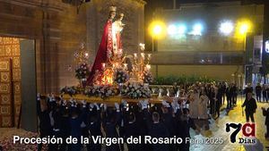 La Virgen del Rosario procesiona acompañada del cariño de Alhama
