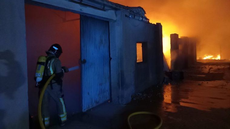 Incendio en Mazarrón de dos camiones abandonados