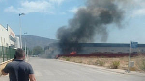 Incendio junto a unas naves industriales del Polígono de Vista Bella en Librilla