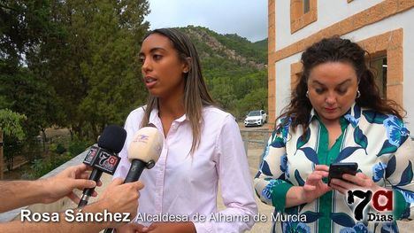 Rosa Sánchez (i), presidenta de la Mancomunidad, junto a María Cruz Ferreira (d), directora general de Patrimonio Natural