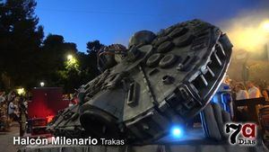Un colorido y divertido desfile de carrozas atraviesa las calles del centro de Alhama