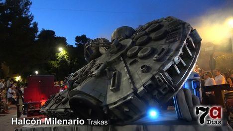 Un colorido y divertido desfile de carrozas atraviesa las calles del centro de Alhama