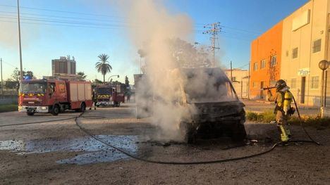 Arde una furgoneta en la salida de Alhama hacia Totana