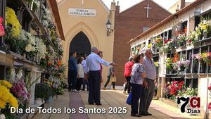 Flores y recuerdos llenan el Cementerio en la celebración del Día de Todos los Santos