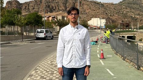 Siguen los trabajos de adecuación y repintado de vallado urbano