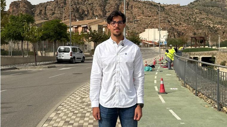 Siguen los trabajos de adecuación y repintado de vallado urbano