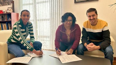 Firma de un convenio del Ayuntamiento y la Asoc. de Comerciantes