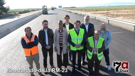 Visita del consejero y la alcaldesa a las labores reasfaltado en el RM23