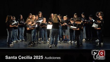 Los alumnos de piano, guitarra y del Coro se suben al escenario del Teatro Velasco