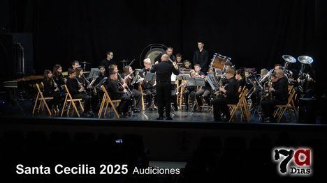 Instrumentos de viento metal y la Banda Escuela llenan el Teatro Velasco de música