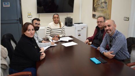 El Ayuntamiento firma un convenio con la Asociación Vihsibles