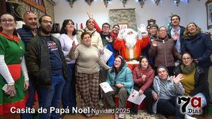 Papá Noel ya está en Alhama y esta tarde ha recibido a los primeros niños en su Casita