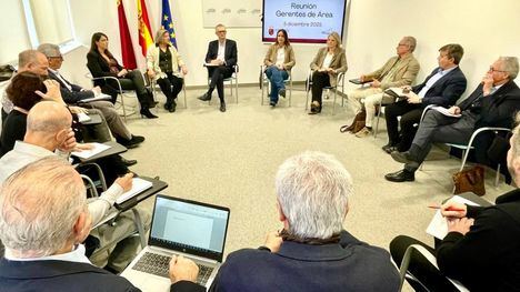 El consejero de Salud, Juan José Pedreño, durante su reunión con los gerentes de las nueve áreas de Salud para coordinar las actuaciones ante el aumento de la incidencia de las infecciones respiratorias aguda