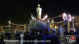 La devoción acompaña a la Inmaculada en su tradicional procesión