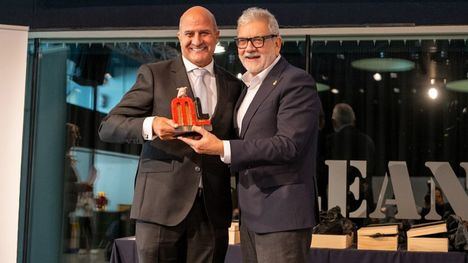 El director de Operaciones de ElPozo Alimentación, Juan Pedro Florido, recibe el premio PronosPorc de manos de Félix Larrosa, alcalde de Lleida y presidente de Mercolleida