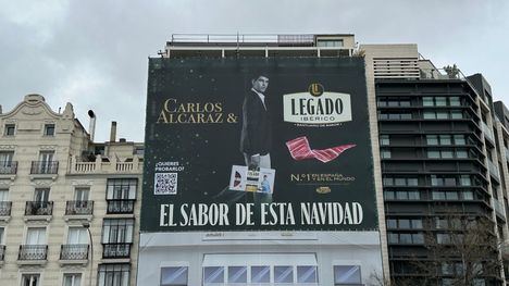 Imagen de la lona de Legado Ibérico, instalada en la calle Alcalá