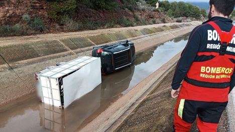Cae al canal del trasvase en Totana un vehículo con su remolque
