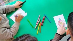Niños de Atención Temprana decoran su árbol de Navidad