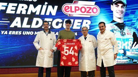 (de izquierda a derecha) La Dirección de El Pozo Alimentación, Juan Antonio Cánovas, José Fuertes y Rafael Fuertes, junto al piloto de MotoGP, Fermín Aldeguer.