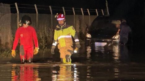 Rescatados en Librilla dos conductores en una zona inundada cortada al tráfico