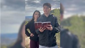 Julia y Jesús, hijos de Sánchez Blesa, recitan 'A lo difícil, hijos'