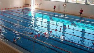 El Ayuntamiento instala captadores de energía solar en la Piscina