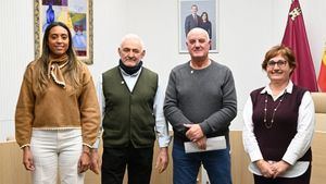 La alcaldesa impone el habitual pin de plata a dos funcionarios jubilados este viernes