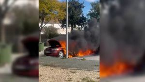 Logra sacar al exterior su coche al empezar a arder en un recinto de compraventa de Librilla