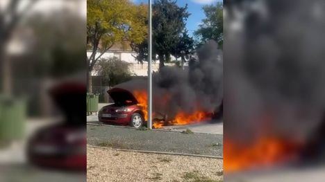 Logra sacar al exterior su coche al empezar a arder en un recinto de compraventa de Librilla