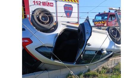 Accidente en el Camino de las Cabezuelas con el conductor atrapado en el vehículo