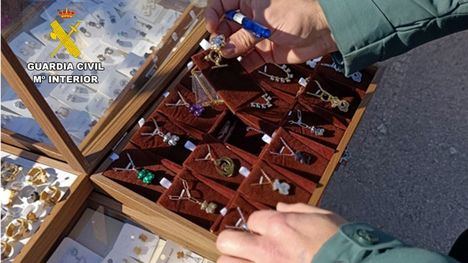 Incautan 400 artículos falsificados en el mercadillo de Mazarrón