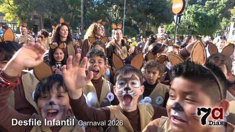 Los niños de Alhama desfilan con la alegría y la luz del Carnaval