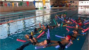 Unos 250 niños reciben clases gratuitas de natación desde octubre