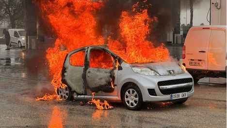 Incendio de un vehículo en una gasolinera de Librilla