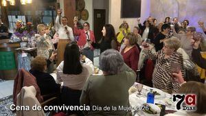 Decenas de mujeres comparten mesa y mantel con la Premio Violeta por el 8M
