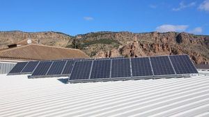 Adjudican la instalación de placas solares en instalaciones deportivas y centros educativos