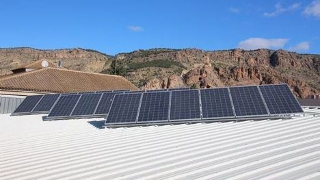 Adjudican la instalación de placas solares en instalaciones deportivas y centros educativos