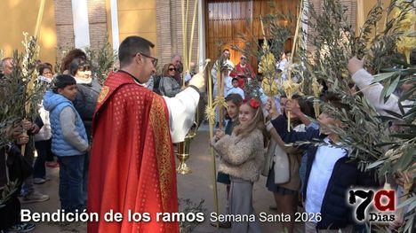 Decenas de fieles acuden a bendecir sus ramos pese al viento