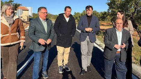 El consejero de Fomento e Infraestructuras, Jorge García Montoro, junto con el alcalde de Mula, Juan Jesús Moreno, supervisan el final de las obras de mejora de la seguridad vial de la carretera RM-C27, que une Mula con los municipios de Alhama de Murcia y Librilla