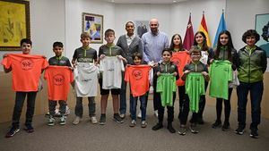 La alcaldesa y el edil de Deportes reciben a los escolares destacados en orientación