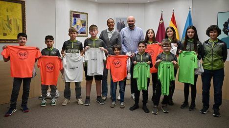 La alcaldesa y el edil de Deportes reciben a los escolares destacados en orientación