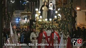 Solemnidad y respeto en el Santo Entierro con el Cristo Yaciente abriendo la procesión