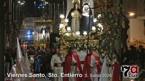 Solemnidad y respeto en el Santo Entierro con el Cristo Yaciente abriendo la procesión