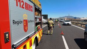 Apagan un vehículo totalmente en llamas en la A-7 en Totana