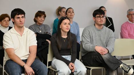 Tres jóvenes culminan en el Ayuntamiento el programa 'Mi primer empleo'