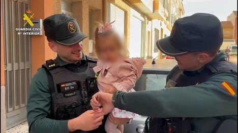 Dos guardias civiles reaniman in extremis a una bebé en Alhama