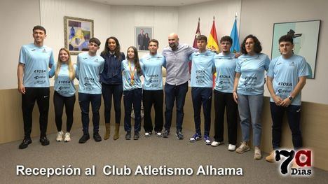 La alcaldesa y el edil de Deportes reciben a la campeona nacional de 300m Sub16